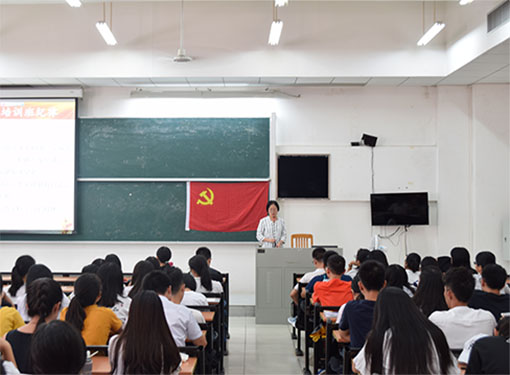 学员们认真听讲